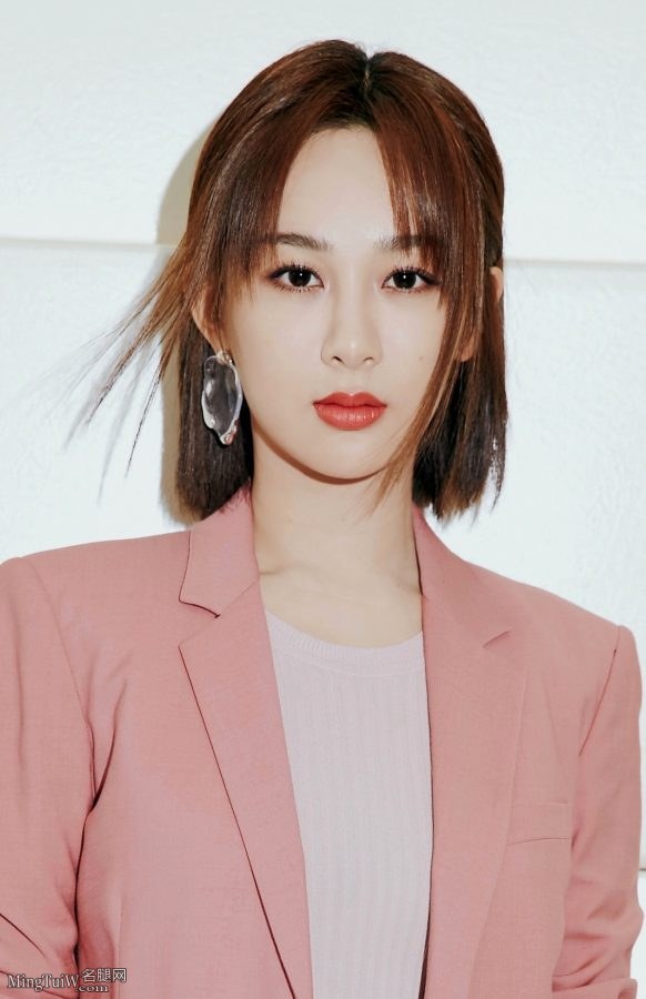 粉嫩少女杨紫脚穿Stuart Weitzman高跟这气场可以(2/7)
