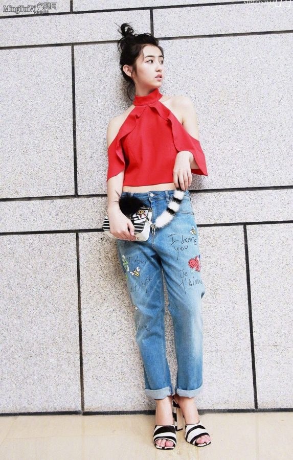 少女初长成张子枫嫩脚丫穿露脚趾高跟鞋(1/2)