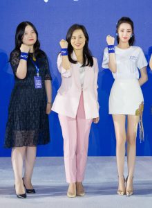 迪丽热巴代言护舒宝大长腿踩高跟鞋想舔屏