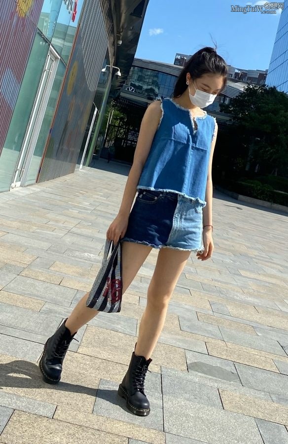 赵今麦穿牛仔热裤短靴露美腿外出(3/3)