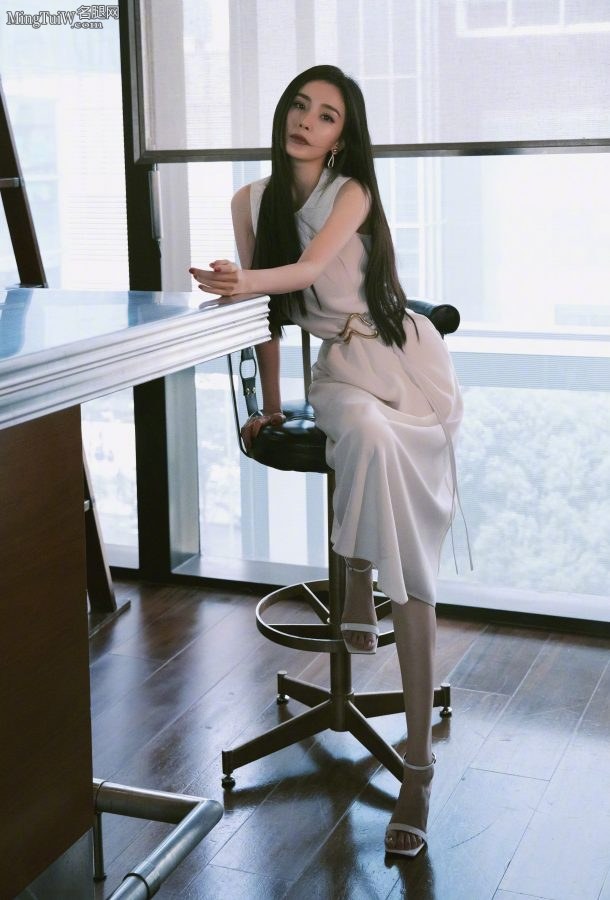 一头黑直长发白衣飘飘的杨幂展露她的仙女足(2/9)