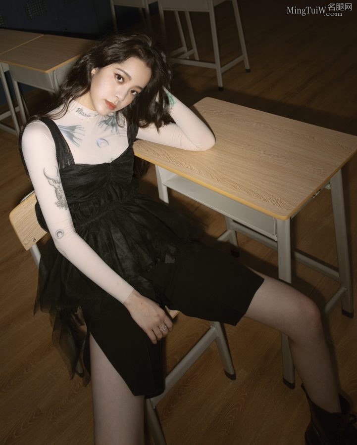 夜晚的教室里欧阳娜娜如玉的美腿(2/5)