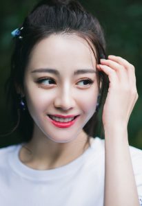 迪丽热巴代言护舒宝大长腿踩高跟鞋想舔屏