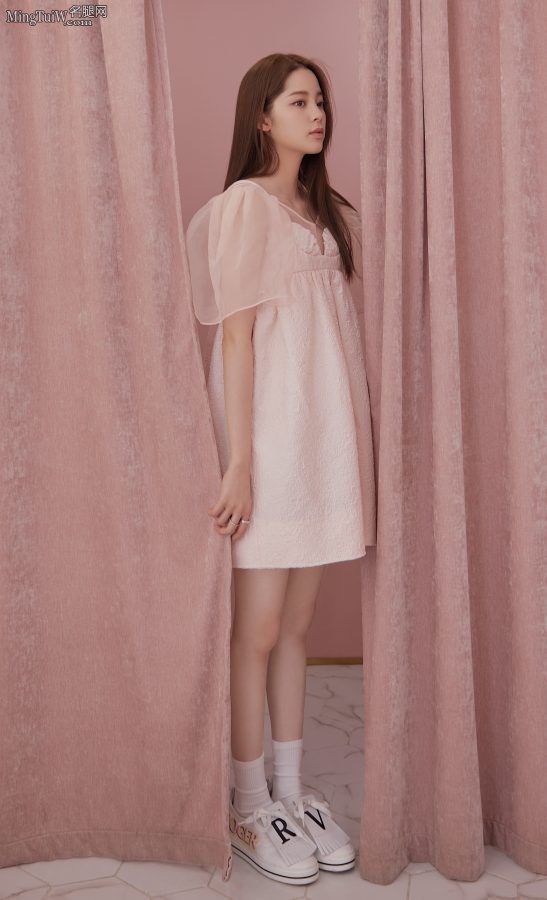 欧阳娜娜粉白纤细的少女腿(4/8)