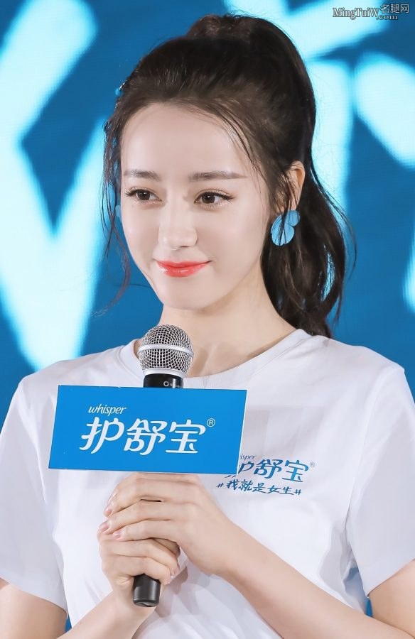 迪丽热巴代言护舒宝大长腿踩高跟鞋想舔屏(22/49)