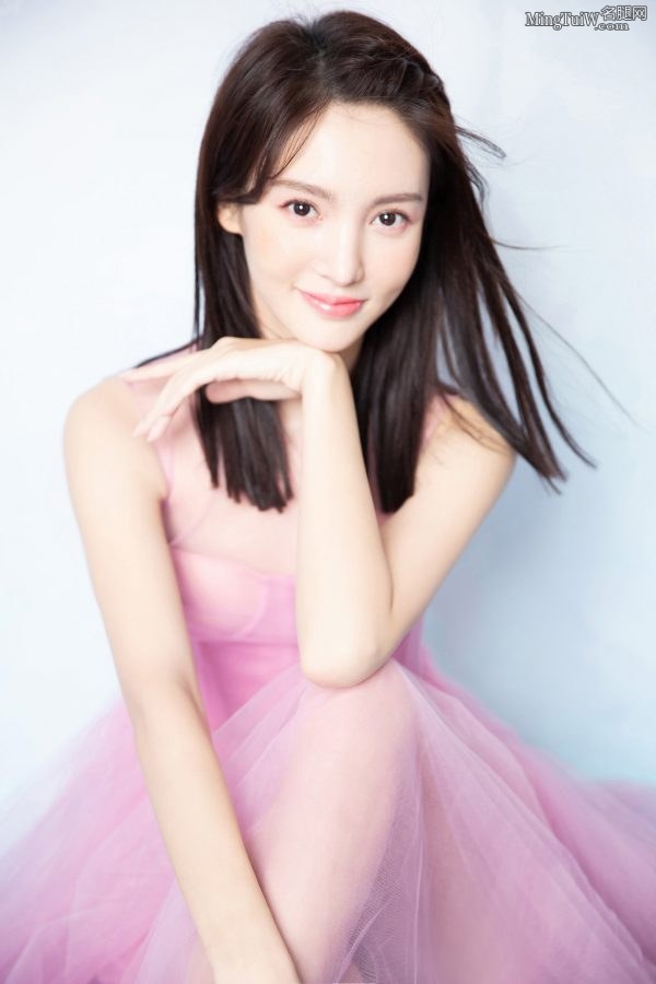 粉紫色蜜桃少女金晨来袭 细高跟脚背迷人(4/8)