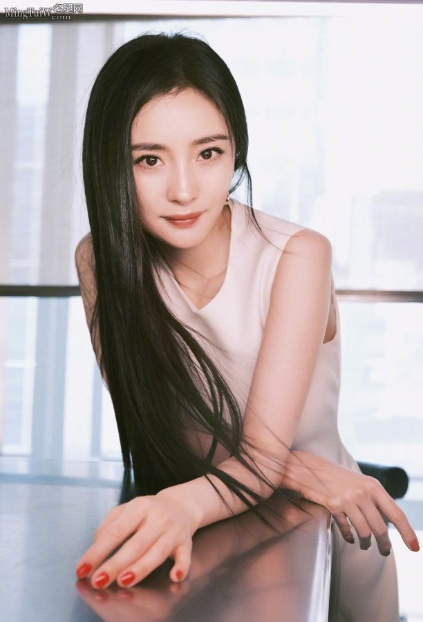 一头黑直长发白衣飘飘的杨幂展露她的仙女足(5/9)