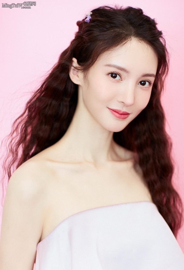 超级美女金晨身穿淡紫色抹胸礼服和高跟鞋(2/9)