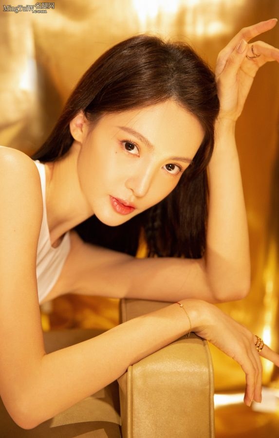 金晨踩高跟鞋的脚丫足弓曲线动人(2/4)