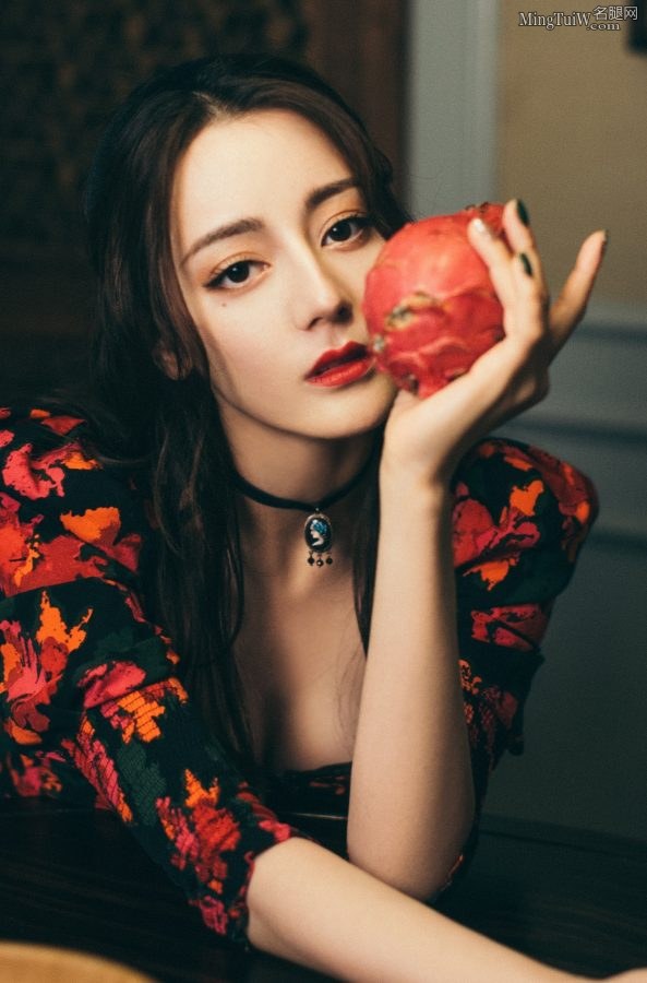 女星迪丽热巴气质美颜桌下的美腿玉足(3/14)
