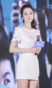 迪丽热巴代言护舒宝大长腿踩高跟鞋想舔屏