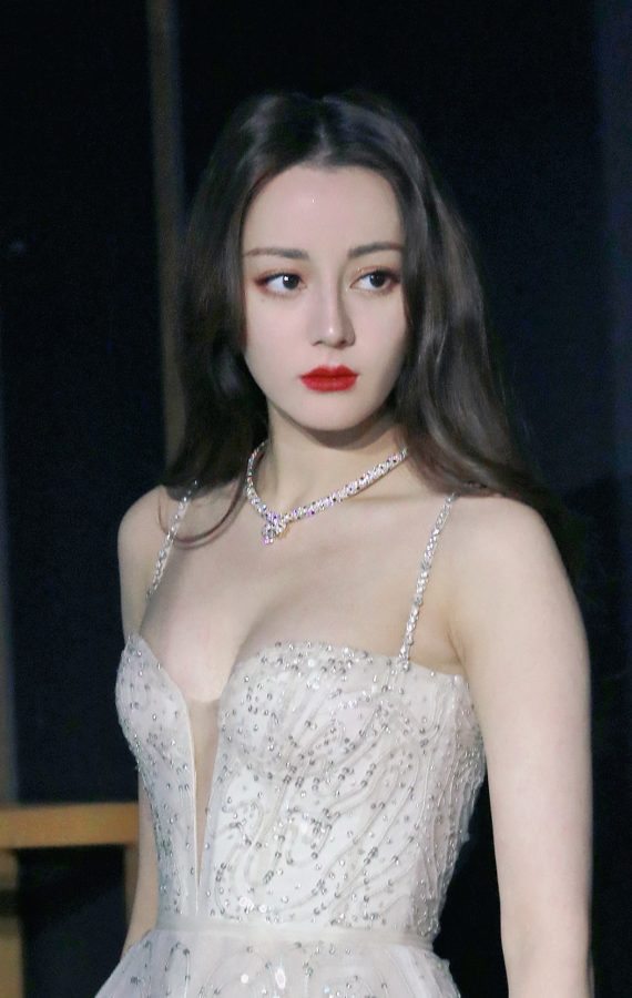 “胖迪”迪丽热巴穿吊带低胸礼服出席颁奖礼大方秀白沟(23/24)