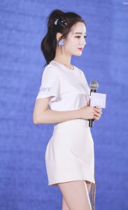 迪丽热巴代言护舒宝大长腿踩高跟鞋想舔屏