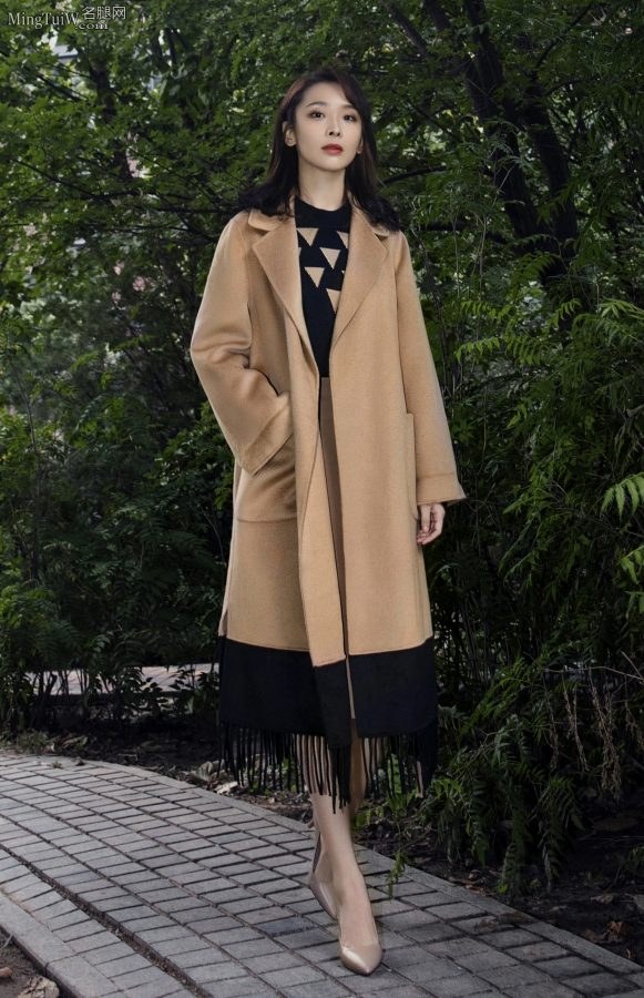 Royal Sister Li Man takes photos of her slender calves outside in a secluded alley(2/3)