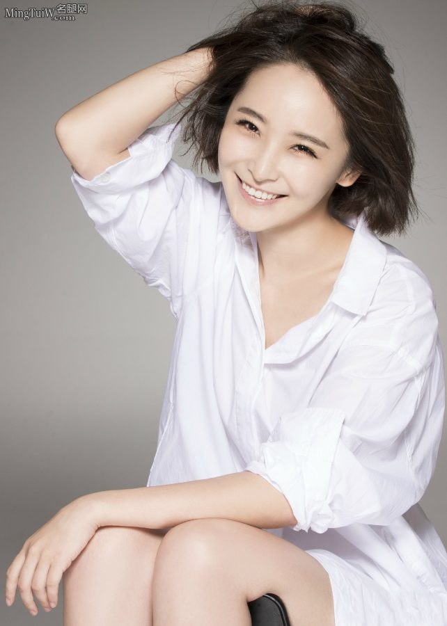 女演员李曼穿白衬衫拍写真露出白腿和玉脚丫(2/2)