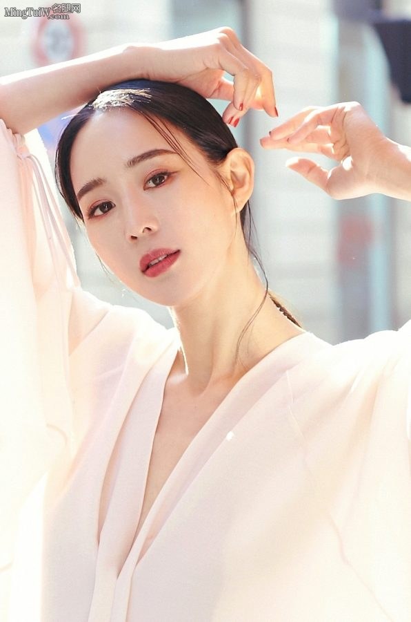 张钧甯白衣白靴白腿如仙子般超凡脱俗(5/7)