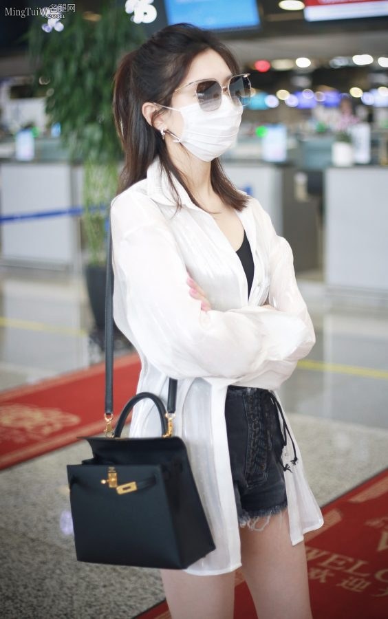 江疏影牛仔热裤美腿修长顺滑(3/6)