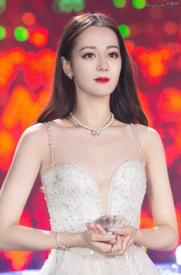 "Fat Di" Dilireba wore a sling low-cut dress to attend the award ceremony and showed off her white groove(11/24)