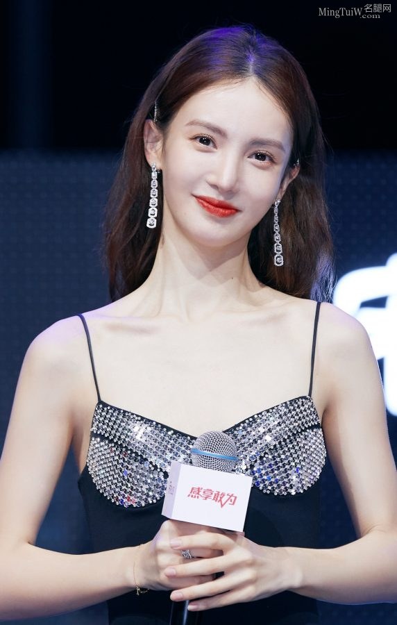 Jin Chen wears a suspender skirt and shows her legs like a mermaid, but her chest is too flat(8/9)