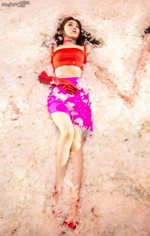 乘风破浪的姐姐们红紫装扮亮相 张含韵躺平秀美腿（第4张/共10张）