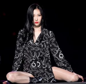 韩国女歌手李宣美表演时穿了质感丝袜
