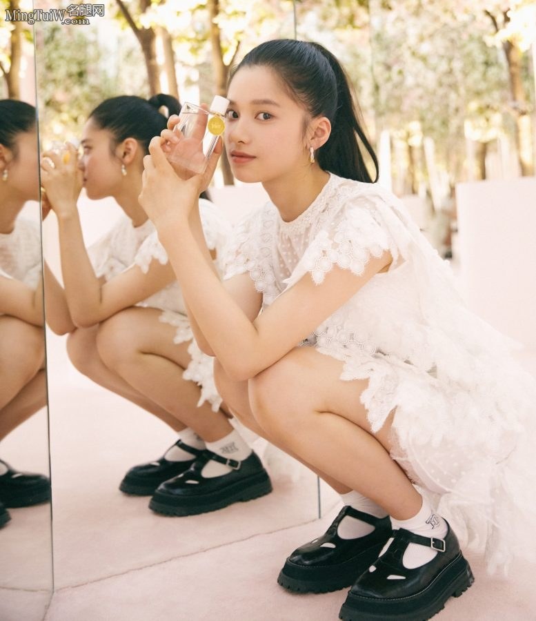 清纯的小姐姐张婧仪白裙玉腿蹲在地上拍照片（第1张/共2张）