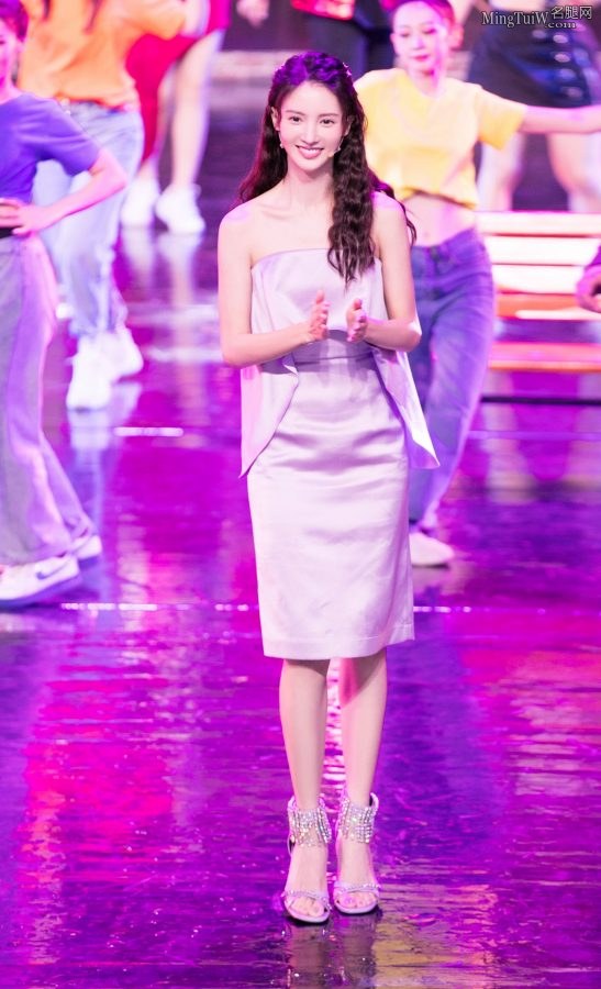 超级美女金晨身穿淡紫色抹胸礼服和高跟鞋(5/9)