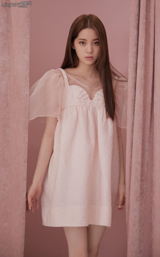 欧阳娜娜粉白纤细的少女腿(5/8)