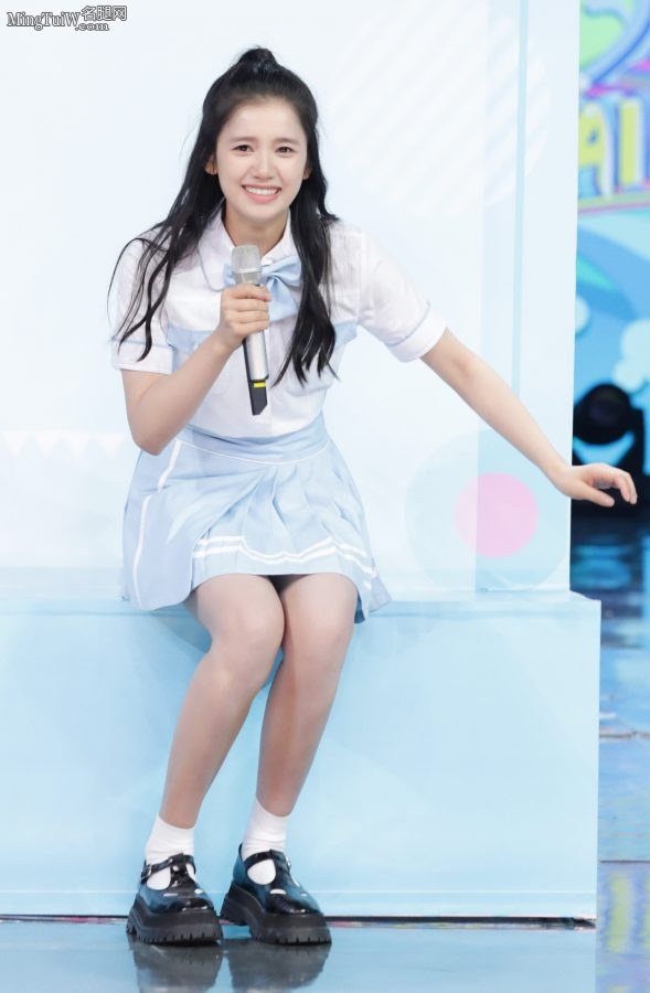 Zhang Jingyi exposed her cotton stocking feet while recording "Happy Camp"(1/3)