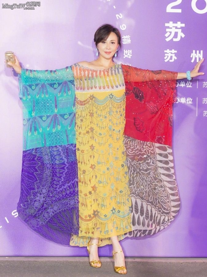 成熟的女星刘嘉玲脚踩高跟现身苏州气质高雅(2/7)