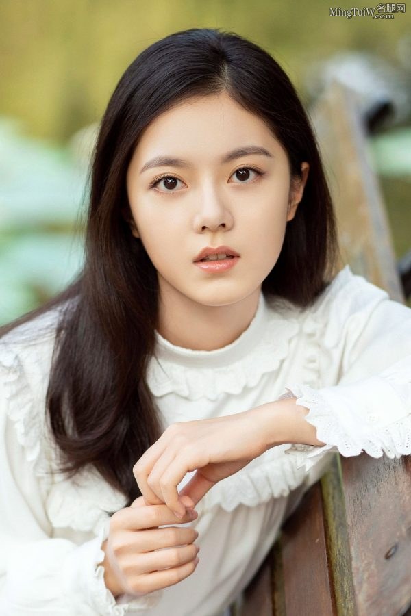 亭亭玉立的美少女赵今麦白裙皮靴玉腿写真(3/5)