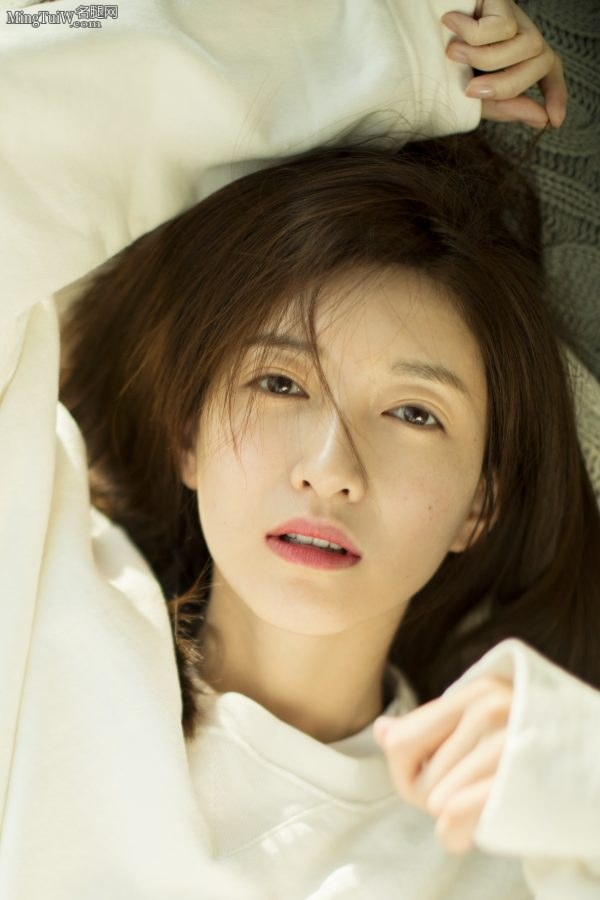 江疏影恬静白色写真 玉脚完美无瑕(2/5)