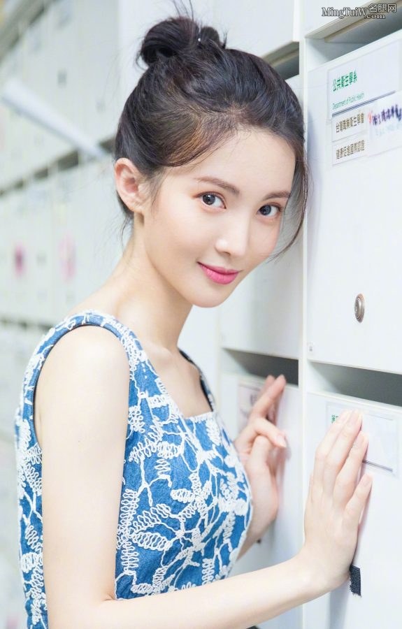 年轻清爽气质金晨蓝花裙凉拖鞋放学后见(4/10)