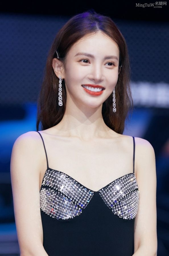 金晨穿吊带美裙露玉腿宛若美人鱼 就是胸太平了(6/9)