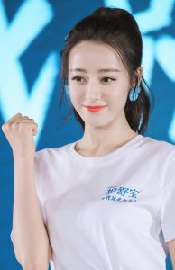 迪丽热巴代言护舒宝大长腿踩高跟鞋想舔屏