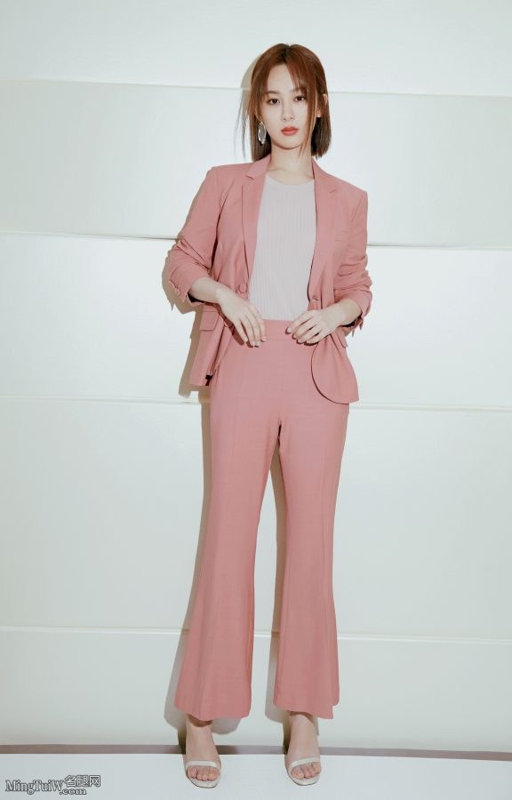 粉嫩少女杨紫脚穿Stuart Weitzman高跟这气场可以(1/7)