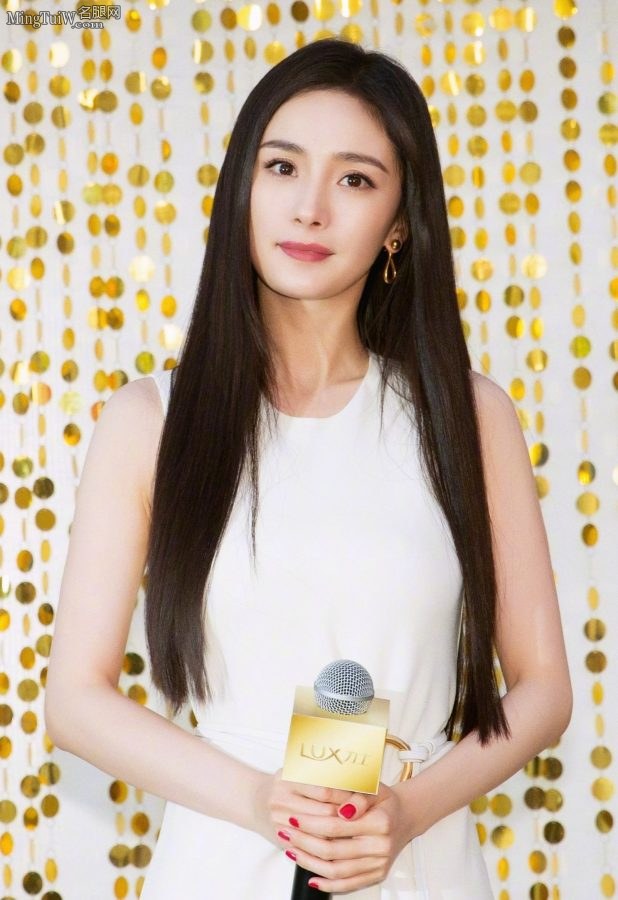 一头黑直长发白衣飘飘的杨幂展露她的仙女足(9/9)
