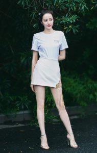 迪丽热巴代言护舒宝大长腿踩高跟鞋想舔屏