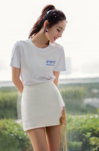 迪丽热巴代言护舒宝大长腿踩高跟鞋想舔屏