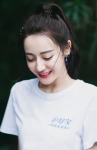 迪丽热巴代言护舒宝大长腿踩高跟鞋想舔屏