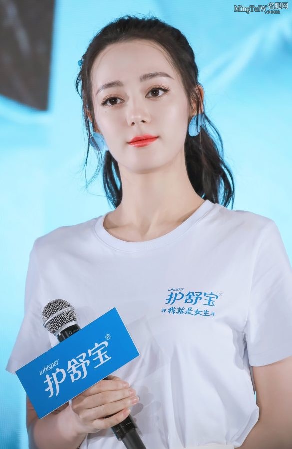Dilraba Dilmurat endorses Whisper, her long legs in high heels make me want to lick the screen(21/49)
