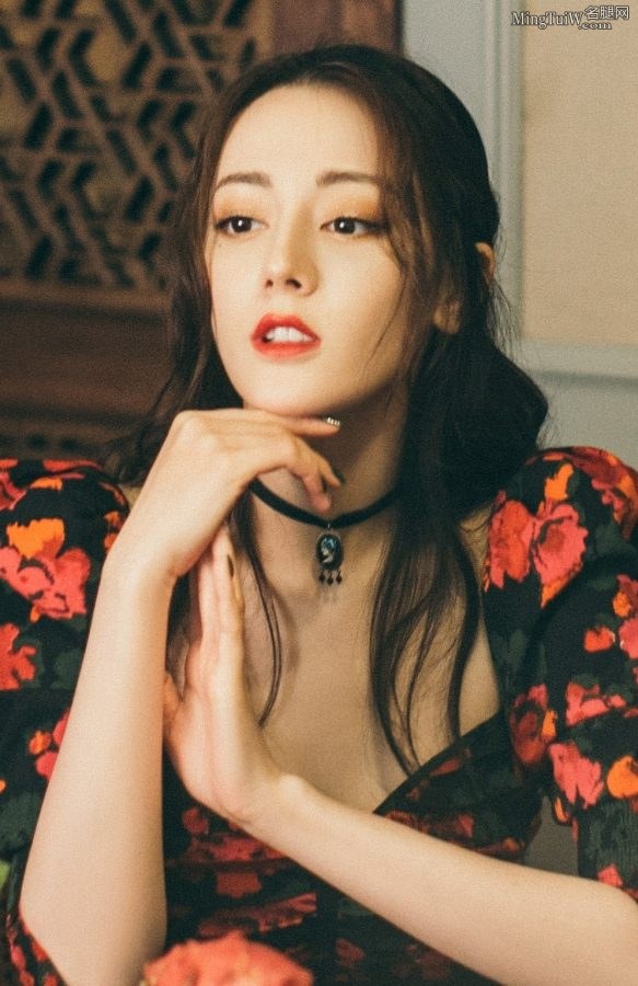 女星迪丽热巴气质美颜桌下的美腿玉足(7/14)