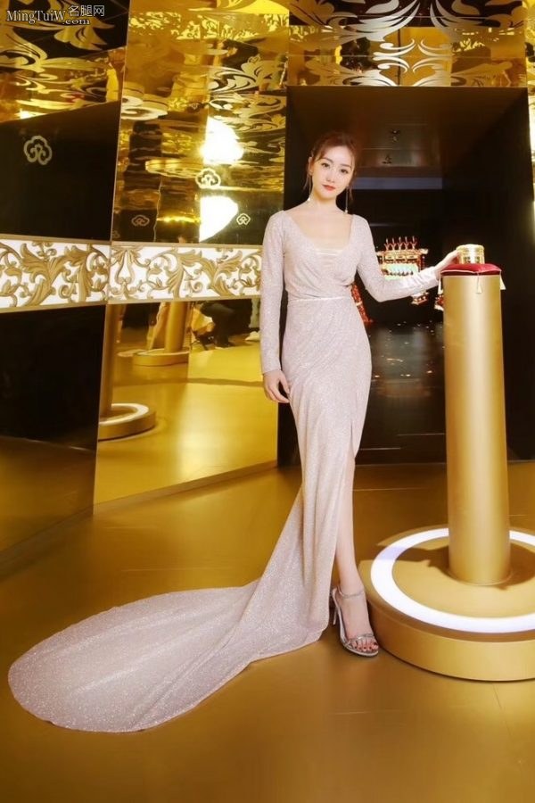 杨蓉身穿开叉礼服玉脚踩凉高跟(3/3)
