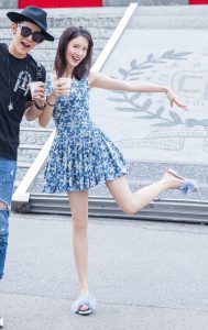 年轻清爽气质金晨蓝花裙凉拖鞋放学后见