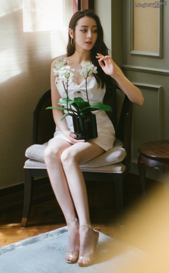 安慕希代言人迪丽热巴美脚穿透明带凉高跟鞋活力全开(6/15)