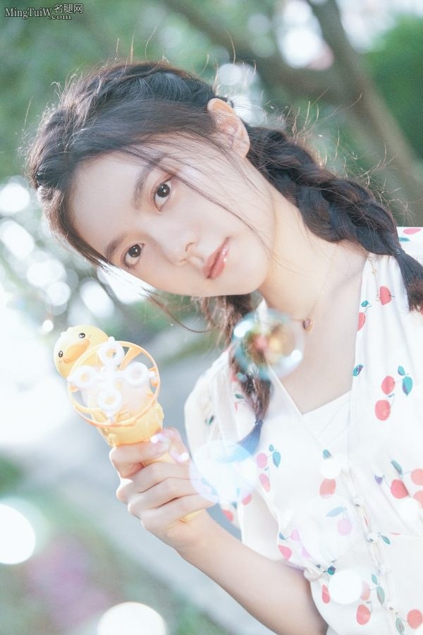 天真烂漫少女赵今麦白藕般的腿(3/4)