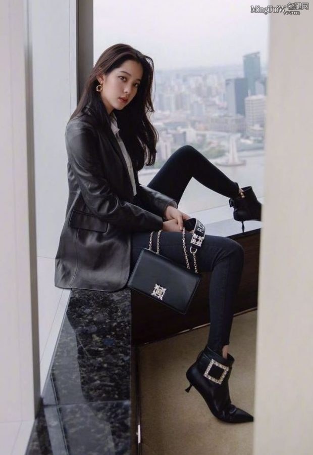 欧阳娜娜紧身牛仔裤显腿型 穿上细跟短靴更有女人味儿了(2/6)