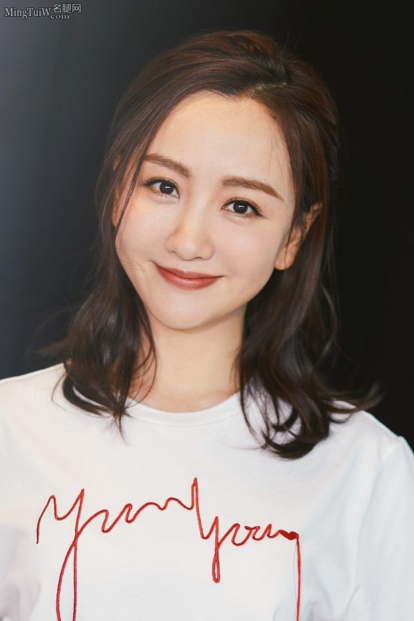 甜美的女星杨蓉光滑的玉腿(1/3)