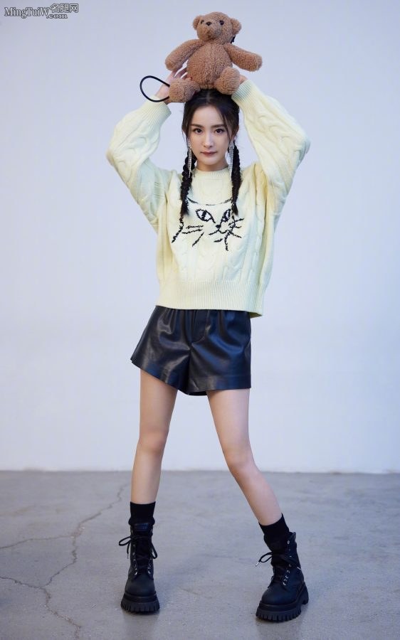 小狐狸杨幂美腿修长白皙少女感十足(2/7)