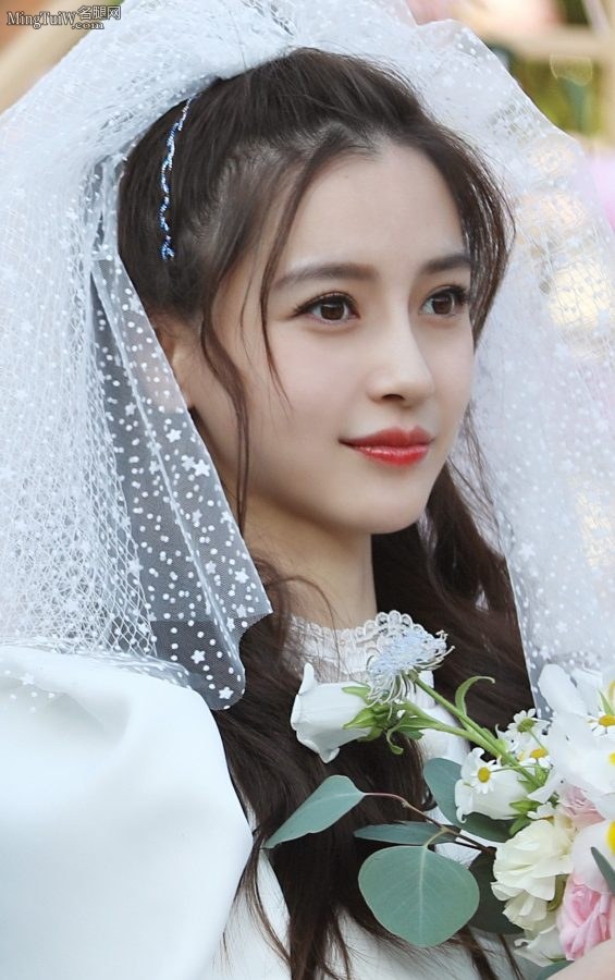大宝贝杨颖婚礼上新娘短裙美腿(3/3)